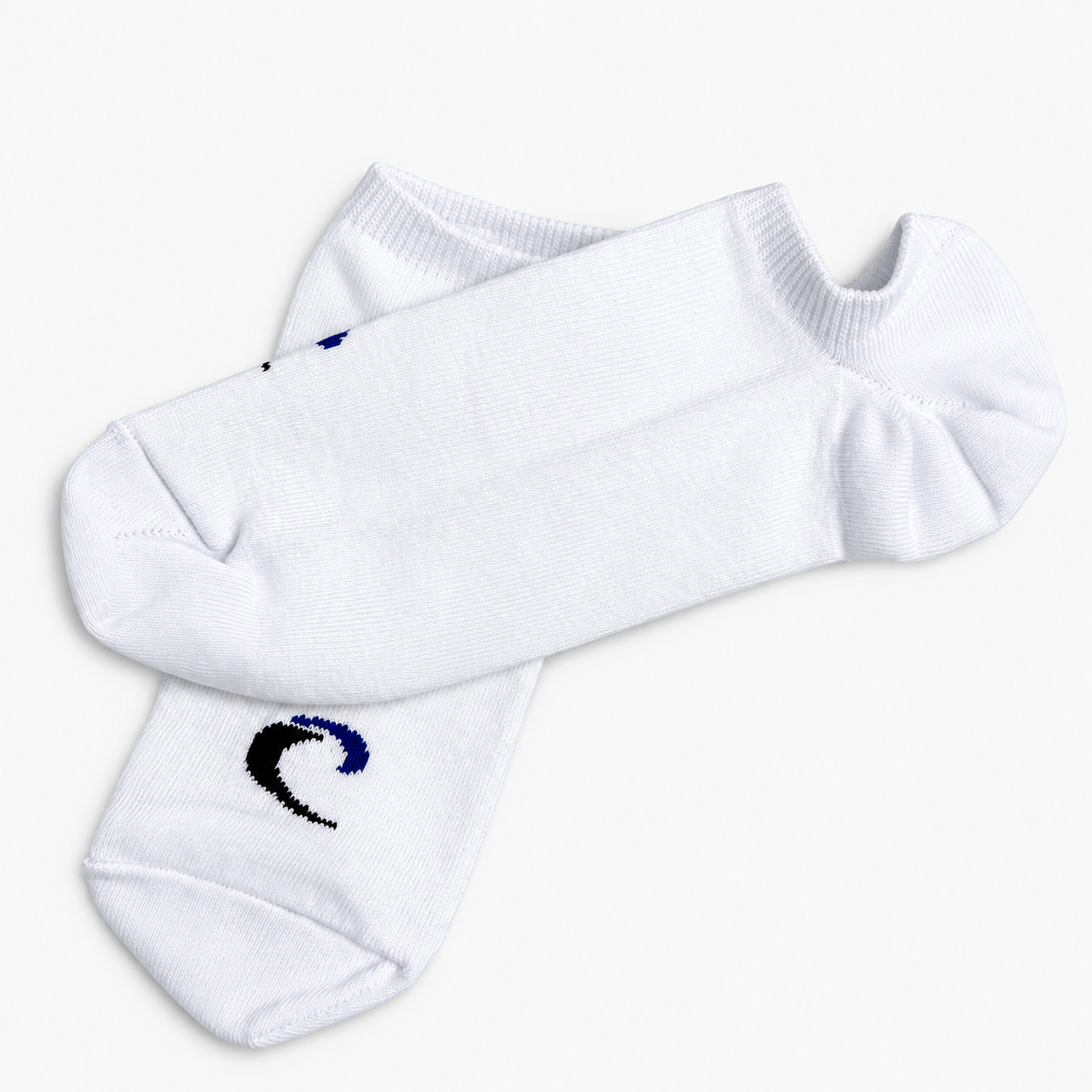 Calcetines blancos superpuestos con logo azul
